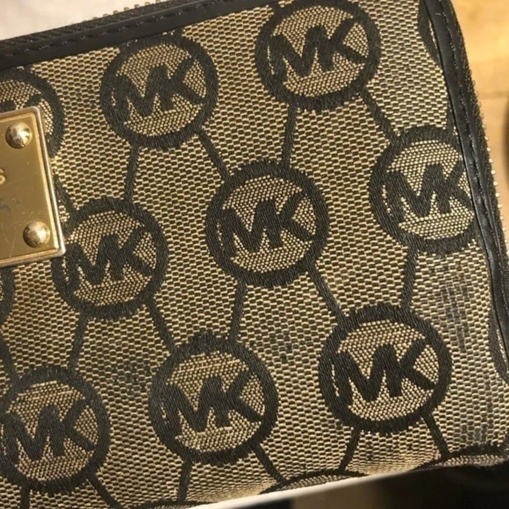 Michael kors signature zipper clutch wallet